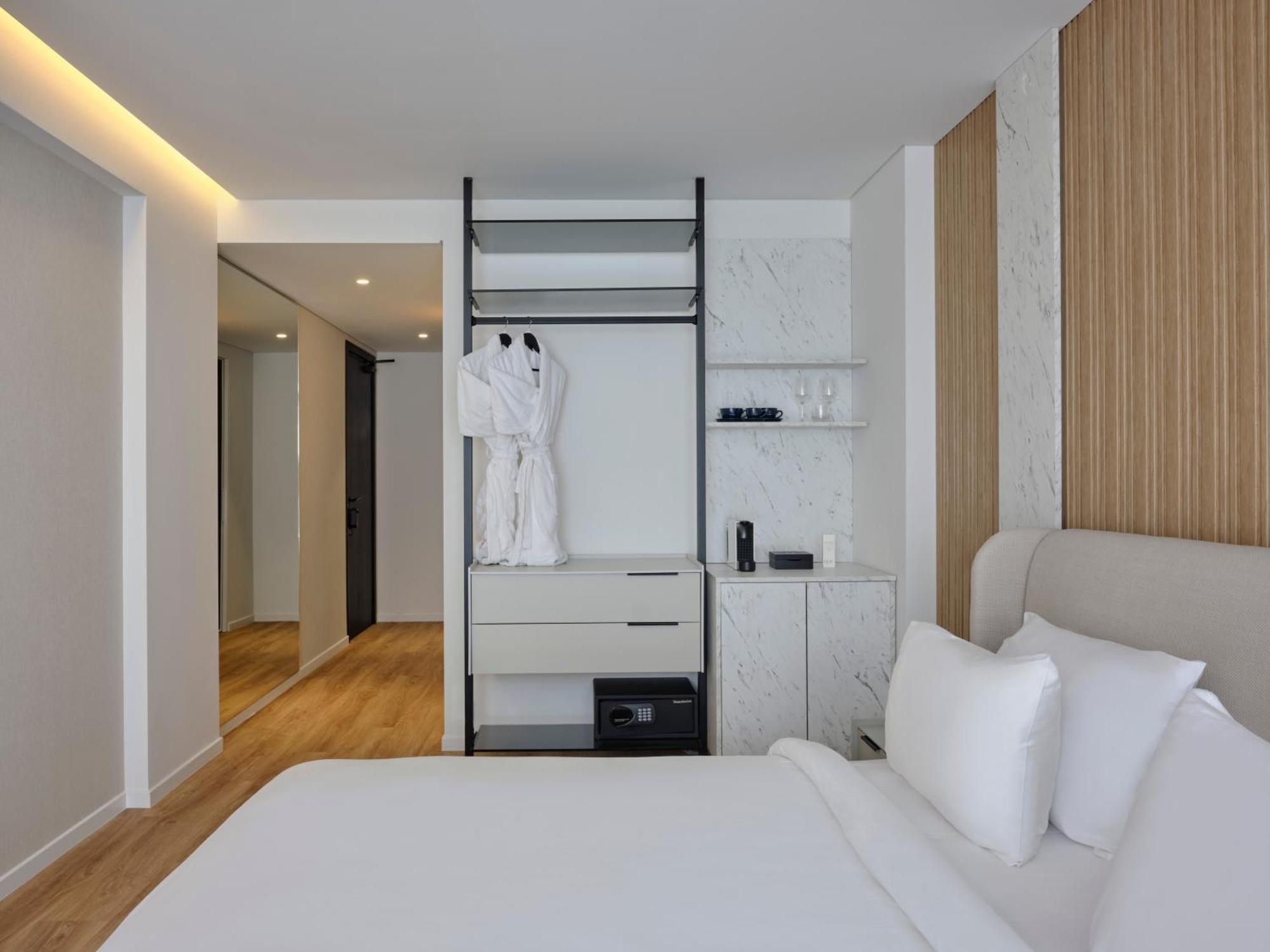 Nur Aparthotel Атина Екстериор снимка